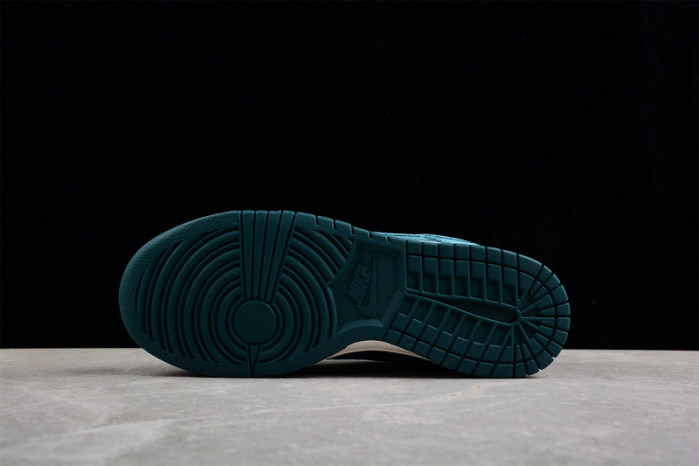 Nike Dunk Low Green Velvet (W) DZ5224-300