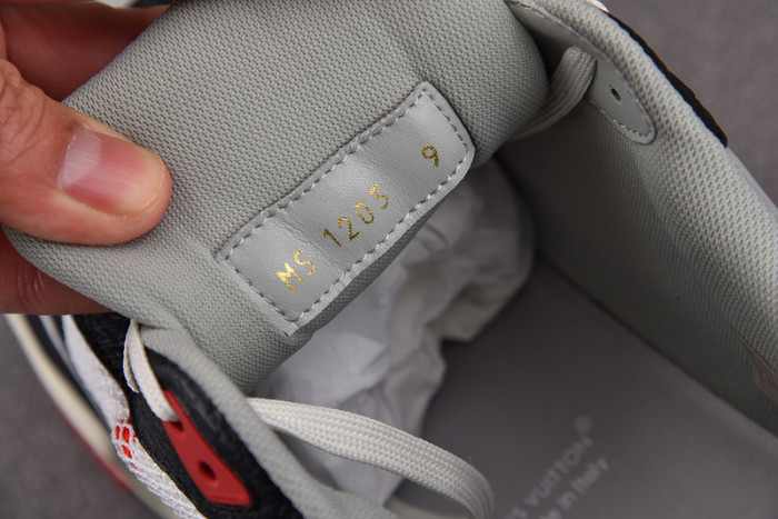 LV SNEAKER LV-000112