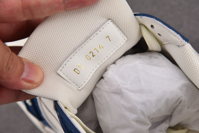 LV TRAINER SNEAKER LV-000575