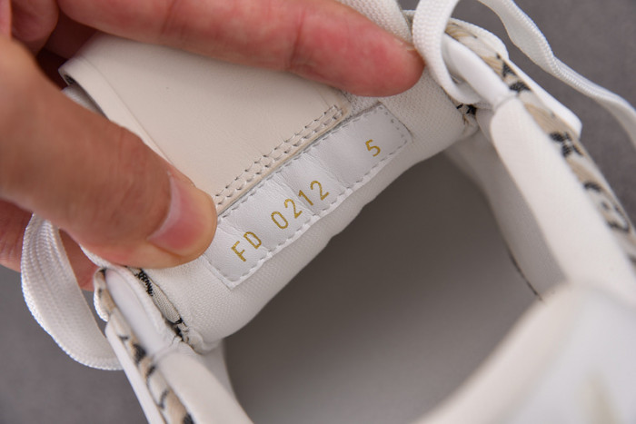 LV SNEAKER LV-000121