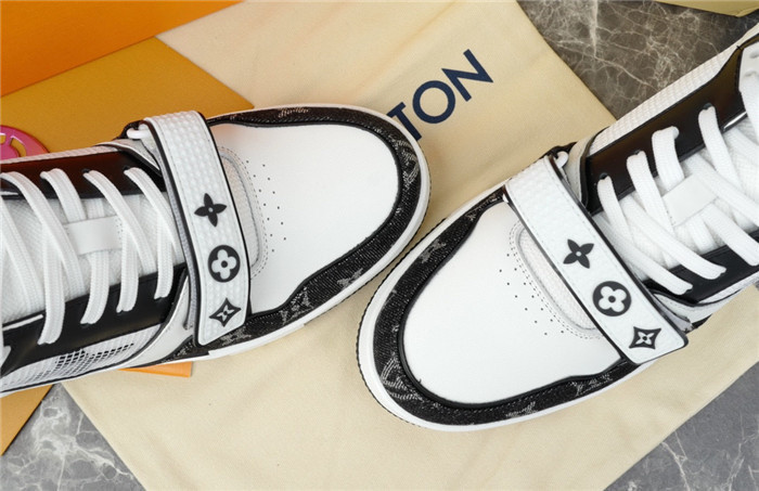 LV SNEAKER LV-000200